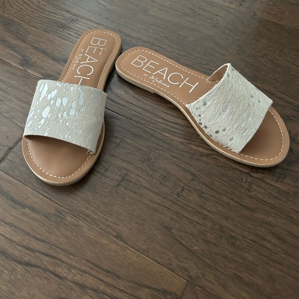 Beach by Matisse Beige silver metallic cowhide sandals size 6, gently used
